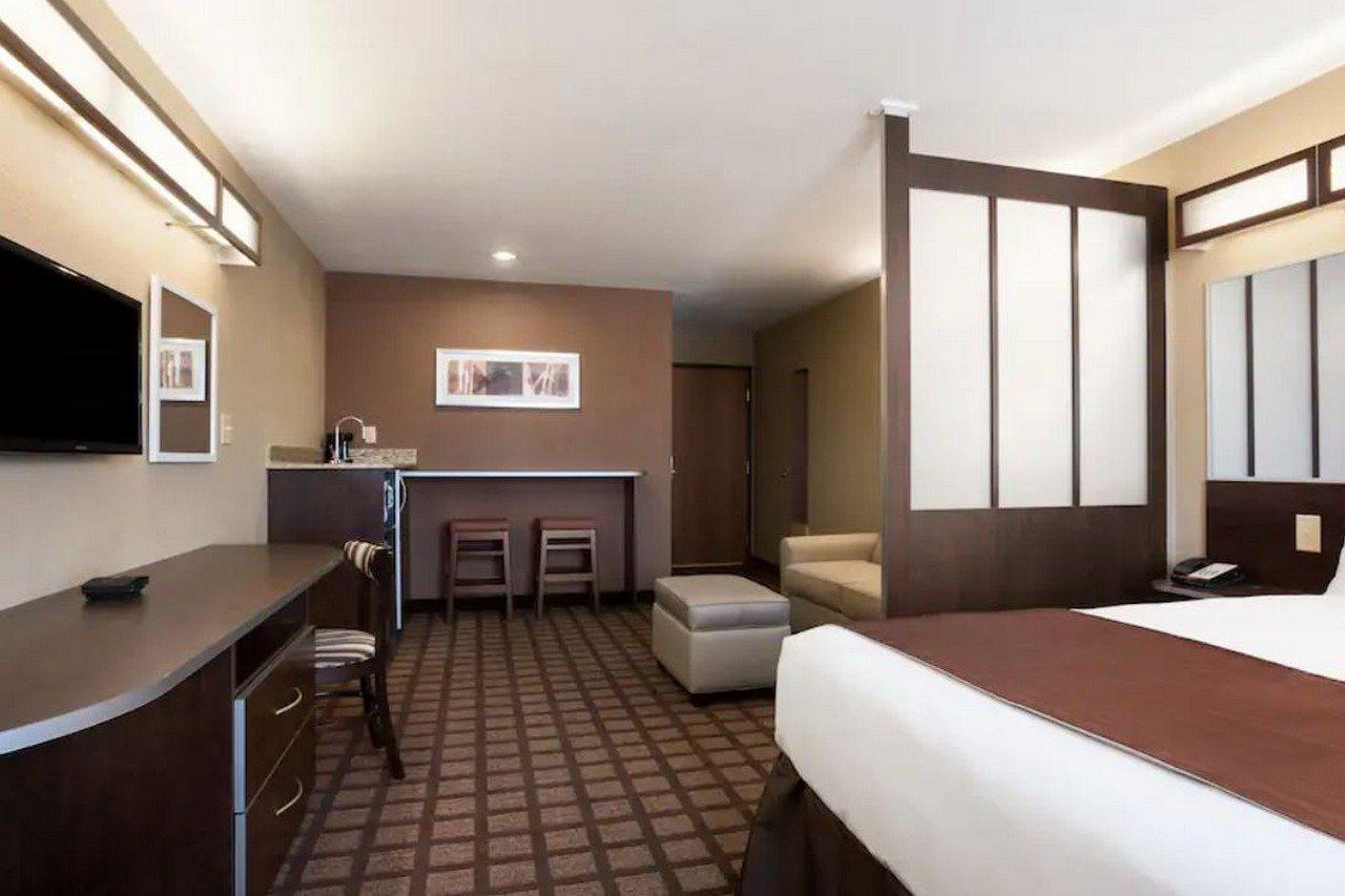 מידלנד Microtel Inn & Suites By Wyndham מראה חיצוני תמונה
