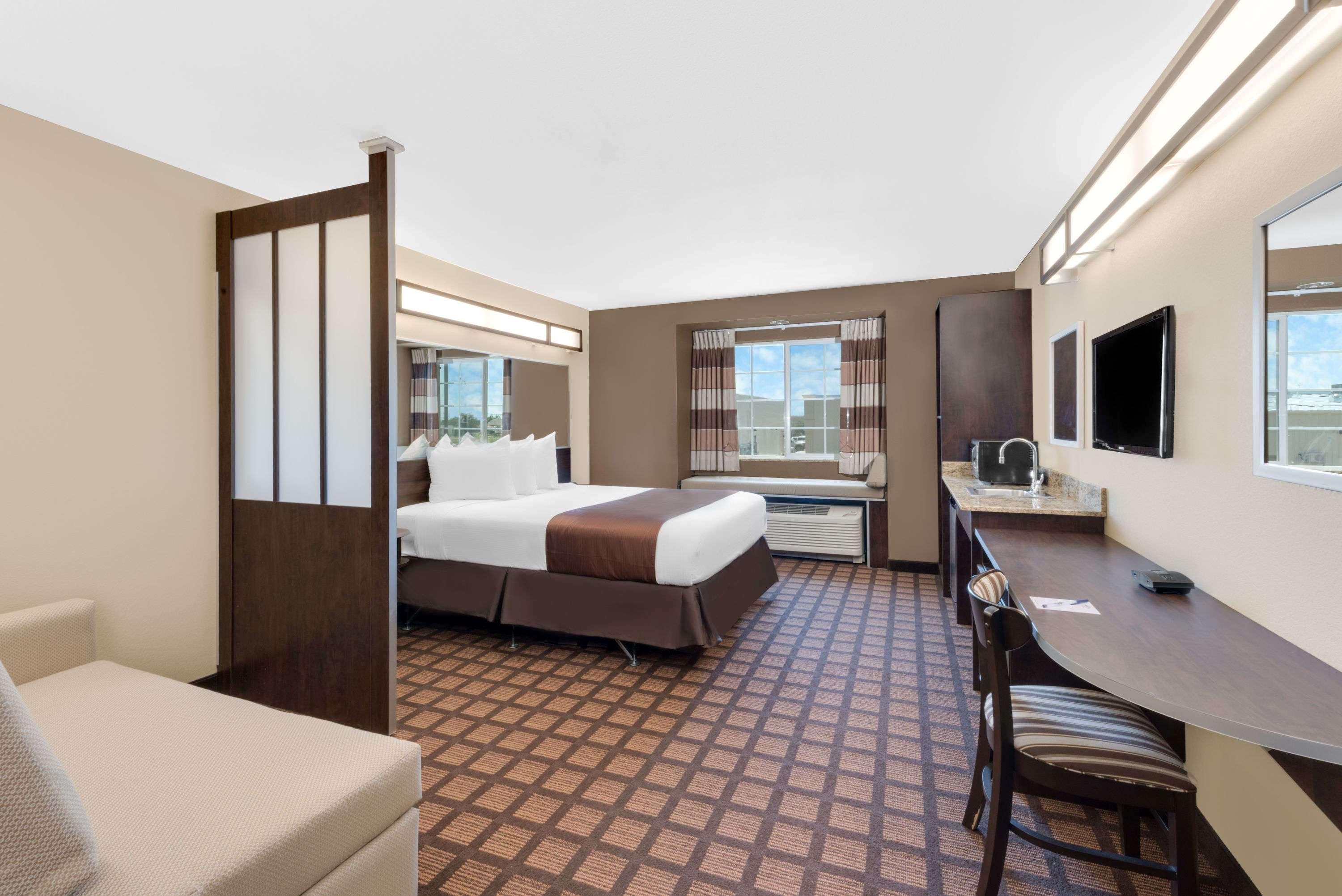 מידלנד Microtel Inn & Suites By Wyndham מראה חיצוני תמונה