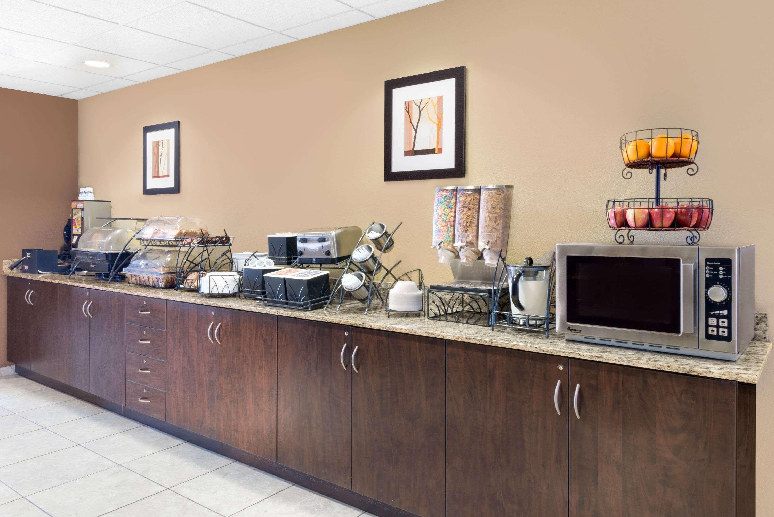 מידלנד Microtel Inn & Suites By Wyndham מראה חיצוני תמונה
