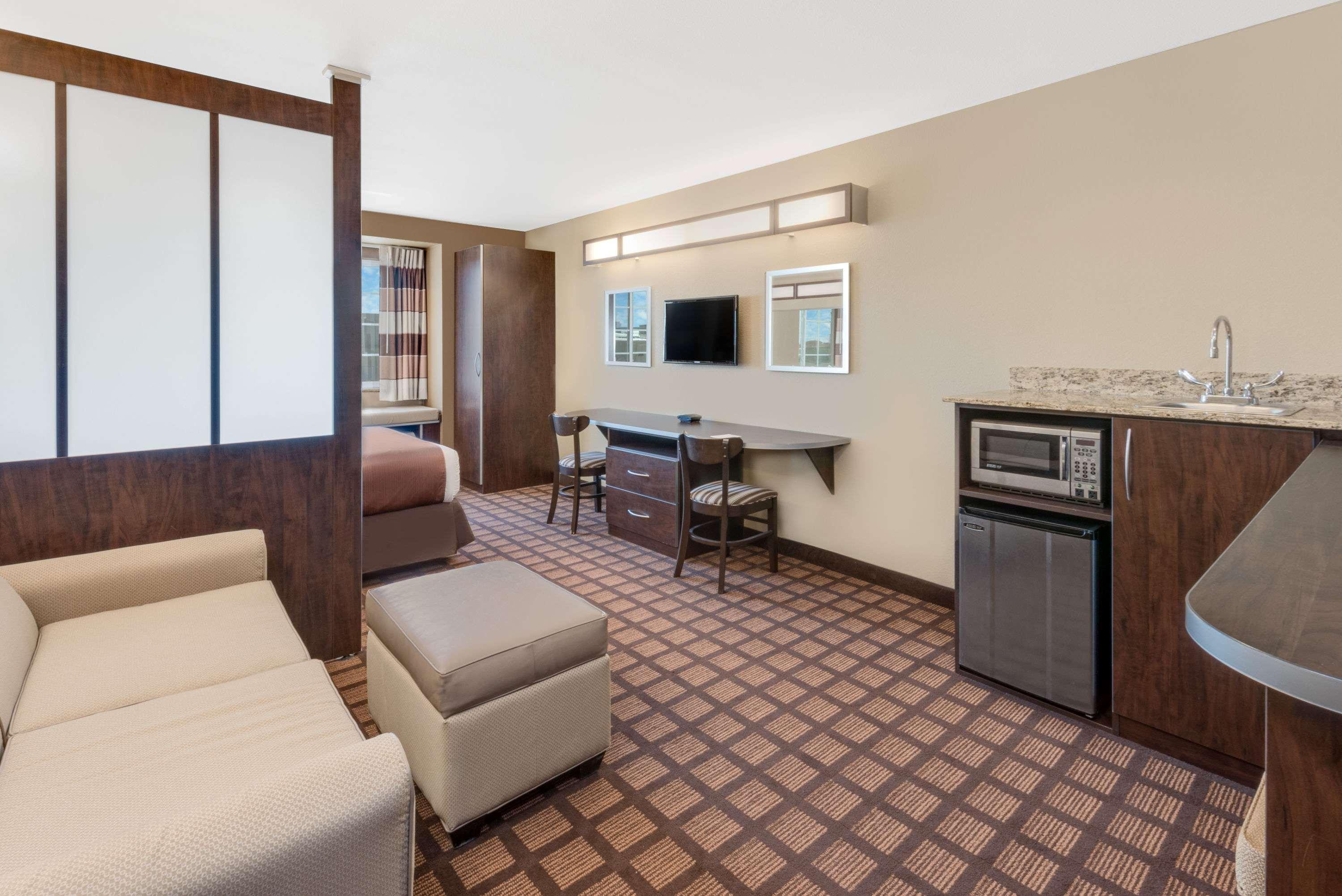 מידלנד Microtel Inn & Suites By Wyndham מראה חיצוני תמונה