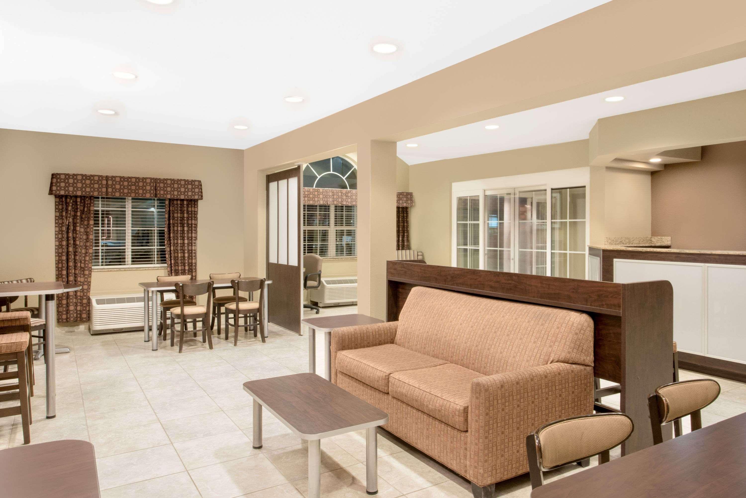 מידלנד Microtel Inn & Suites By Wyndham מראה חיצוני תמונה