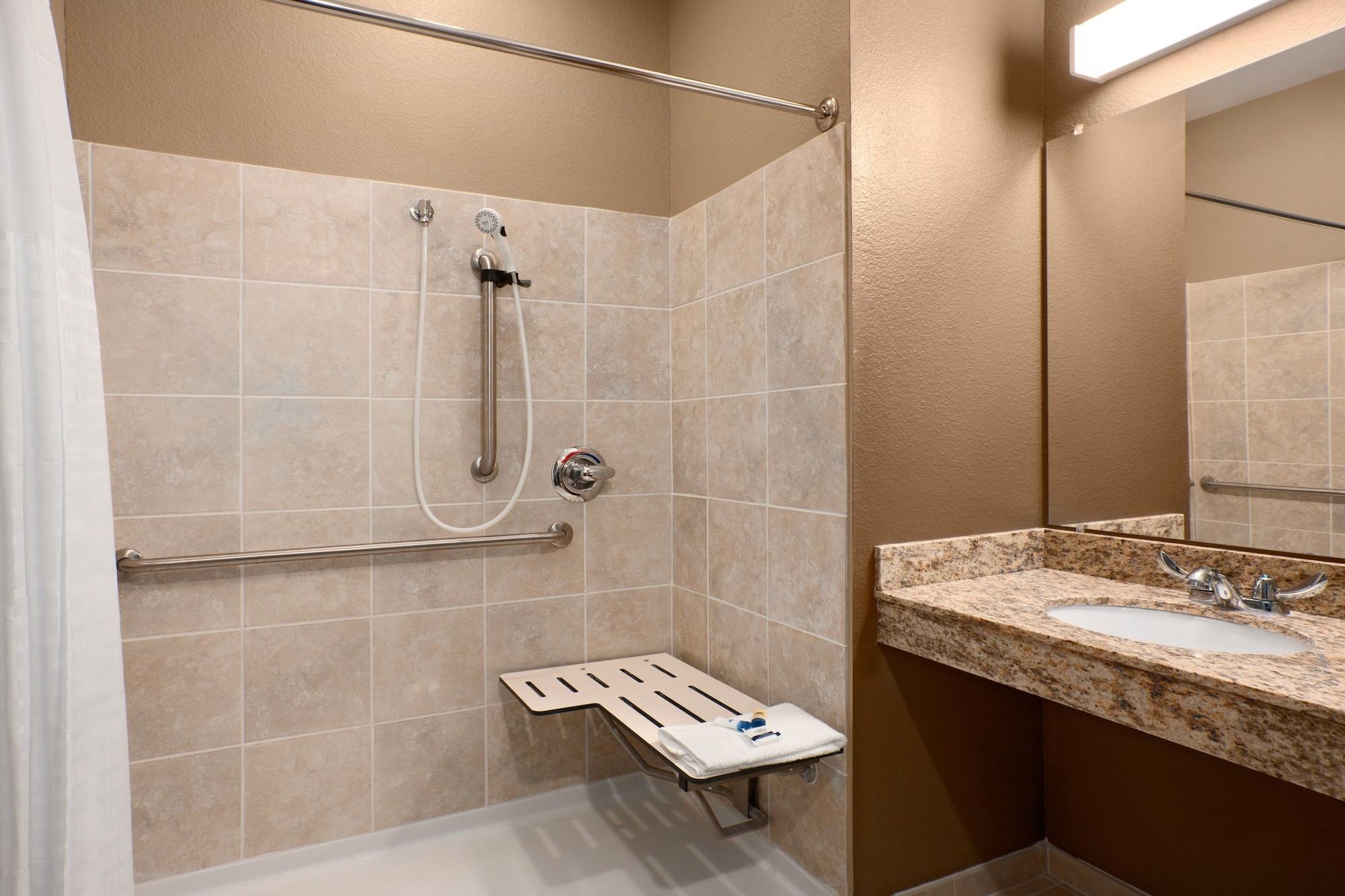 מידלנד Microtel Inn & Suites By Wyndham מראה חיצוני תמונה