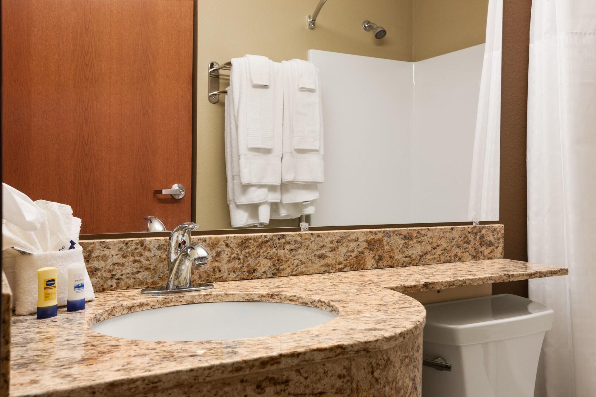 מידלנד Microtel Inn & Suites By Wyndham מראה חיצוני תמונה