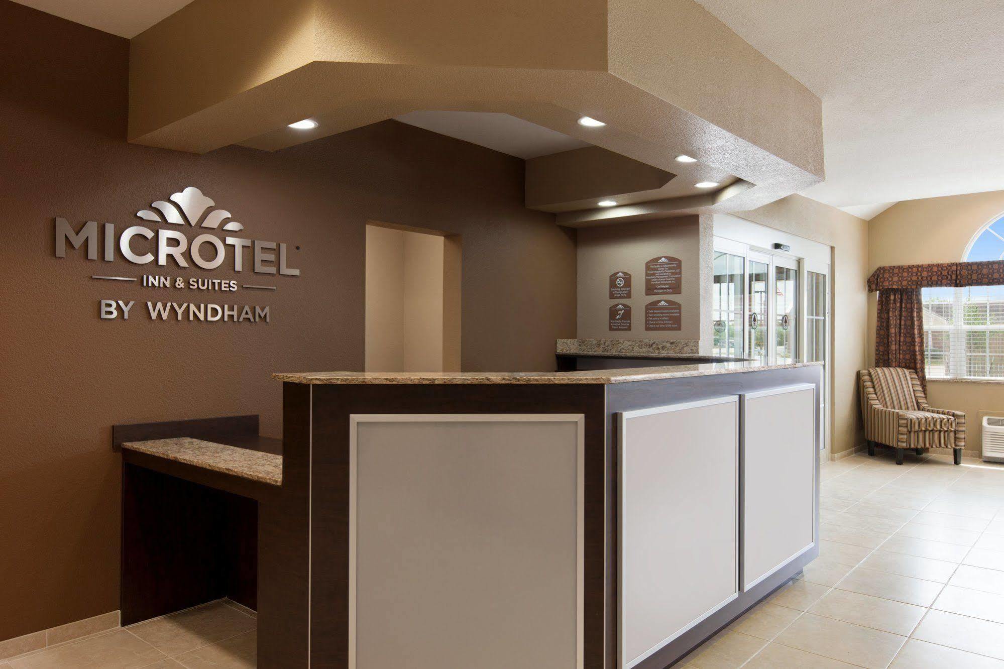 מידלנד Microtel Inn & Suites By Wyndham מראה חיצוני תמונה