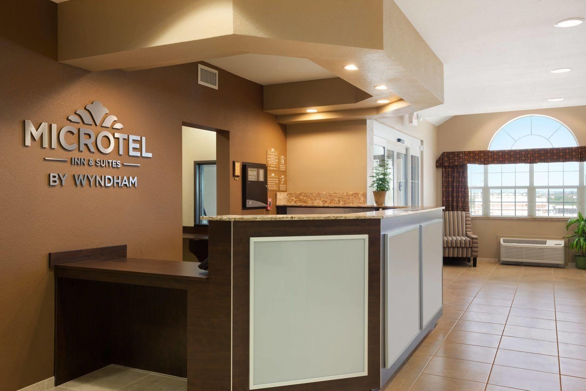 מידלנד Microtel Inn & Suites By Wyndham מראה חיצוני תמונה