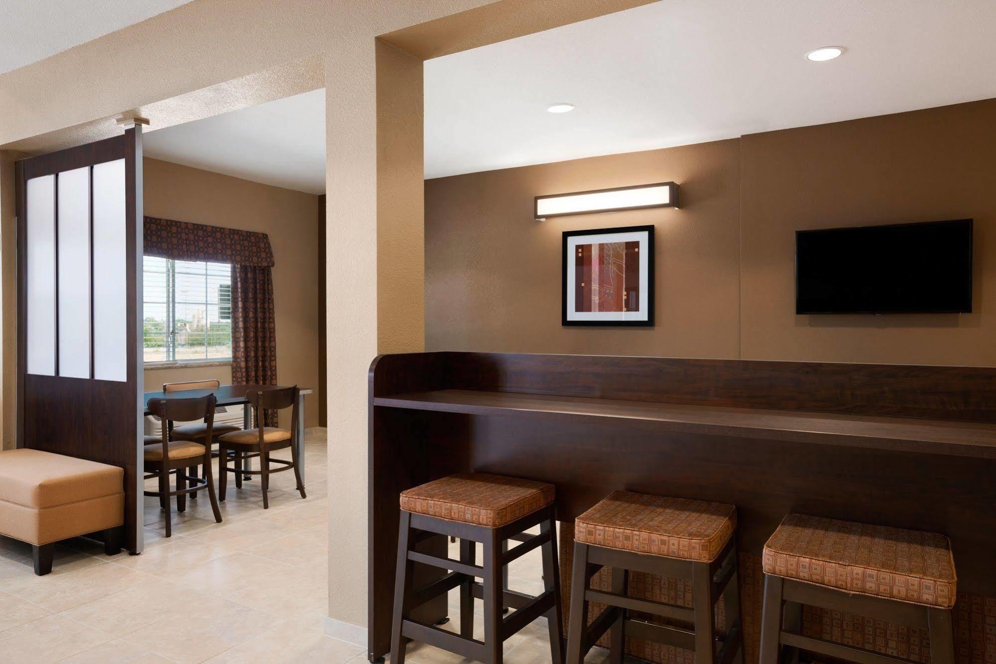 מידלנד Microtel Inn & Suites By Wyndham מראה חיצוני תמונה